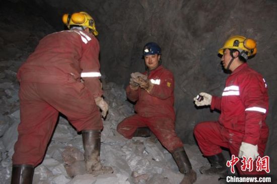 圖為甘肅嘉峪關(guān)酒鋼集團(tuán)鏡鐵山礦工作人員謝生瑞在井下作業(yè)。(資料圖)受訪(fǎng)者供圖